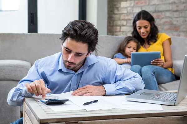 Hombre serio pagando facturas en la sala de estar — Foto de Stock