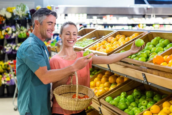 Glückliches Paar hält einen Apfel in der Hand — Stockfoto