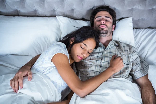Paar samen slapen — Stockfoto