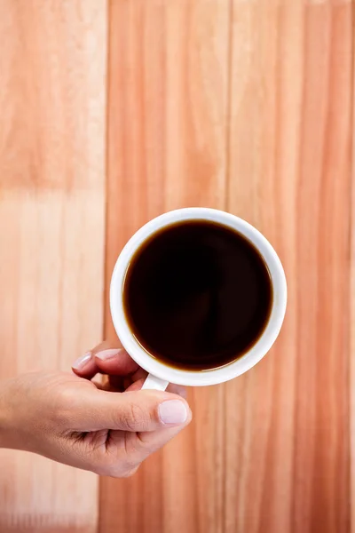 Vrouw handen houden kopje koffie — Stockfoto