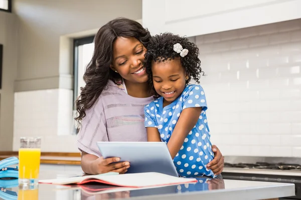 Mother and daughter using tablet — Stock Photo, Image