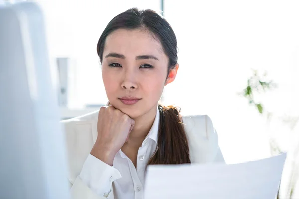 Glimlachende zakenvrouw met behulp van computer — Stockfoto