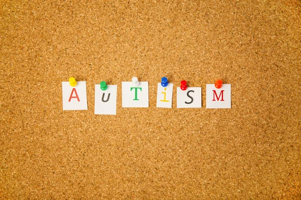 Autisme geplakt op cork board — Stockfoto