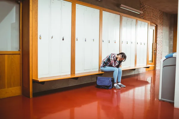 Estudante preocupado sentado com as mãos na cabeça — Fotografia de Stock