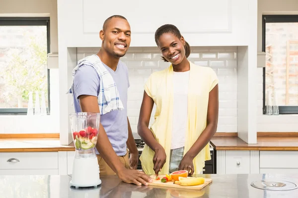 Jeune couple occasionnel faisant des fruits — Photo