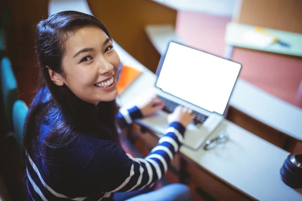 Dizüstü bilgisayar kullanarak konferans salonunda mutlu öğrenci — Stok fotoğraf