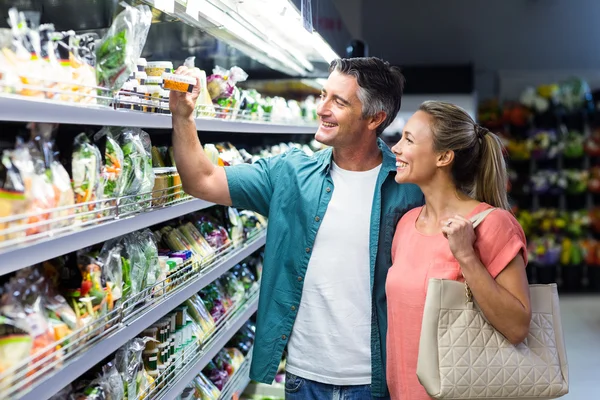 Šťastný pár v supermarketu — Stock fotografie