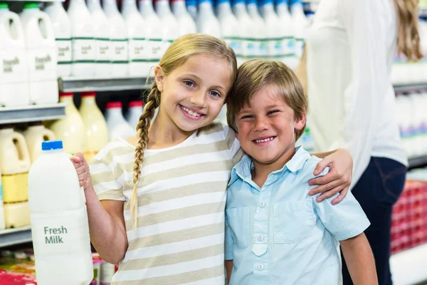 Smějící se děti drží mléko — Stock fotografie