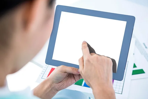 Empresária usando seu tablet pc — Fotografia de Stock