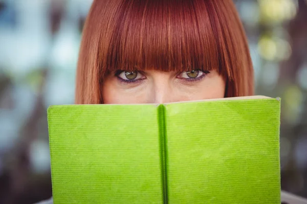 Привлекательная хипстерша читает книгу — стоковое фото