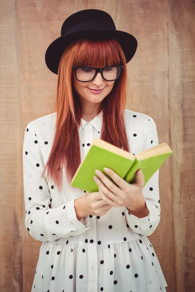 Hipster mujer leyendo un libro verde —  Fotos de Stock