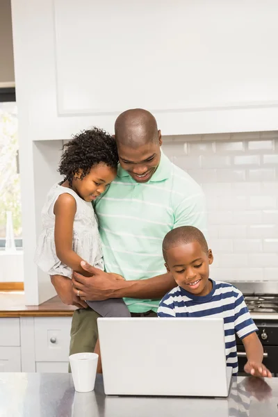 Glückliche Familie mit Laptop — Stockfoto