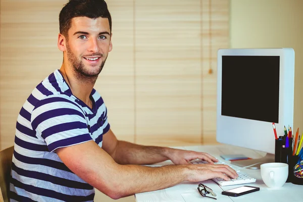 Guapo hipster trabajando en el escritorio — Foto de Stock