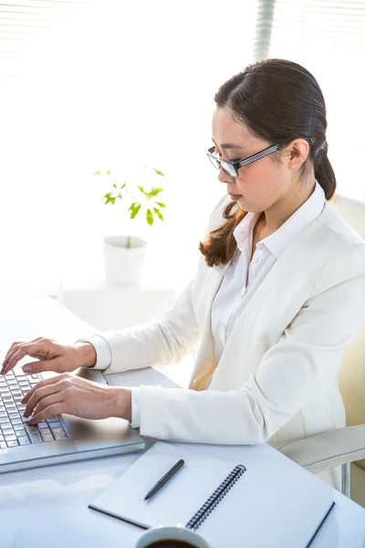 Mujer de negocios feliz usando el ordenador portátil — Foto de Stock