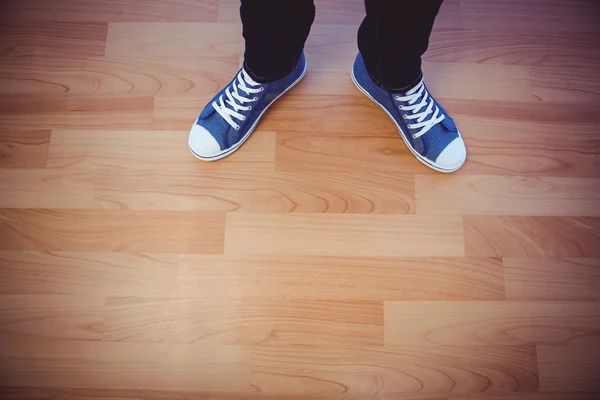 Imagen recortada de la mujer con zapatillas de deporte —  Fotos de Stock