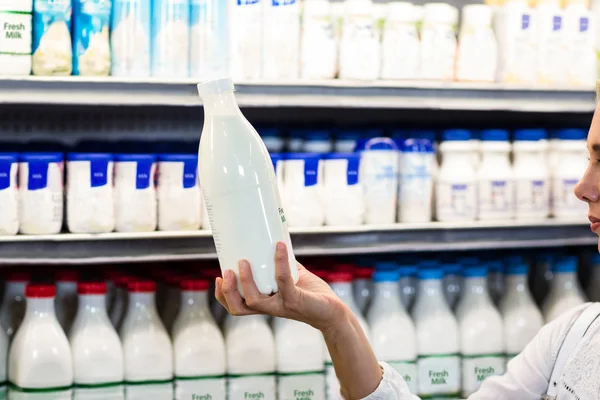 Piękna kobieta trzymając butelkę mleka — Zdjęcie stockowe