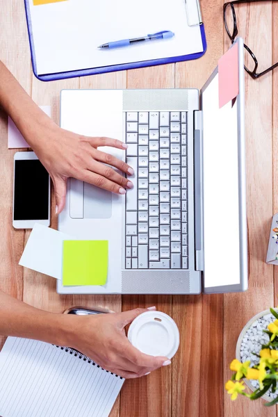 Overhead dari tangan feminin menggunakan laptop — Stok Foto