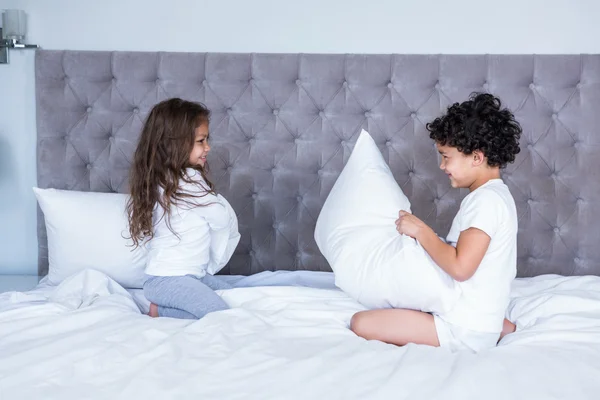 Foto Stock Battaglia Di Cuscini Immagini Battaglia Di Cuscini Royalty Free Depositphotos