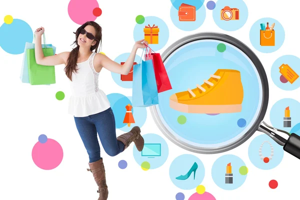 Brunette with sunglasses holding shopping bags — Stock Photo, Image