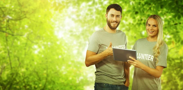 Hombre gestos pulgares hacia arriba — Foto de Stock