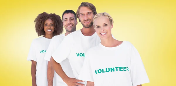 Imagen compuesta del grupo de voluntarios sonrientes — Foto de Stock