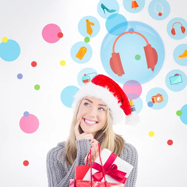 Loira segurando presente de Natal e saco — Fotografia de Stock