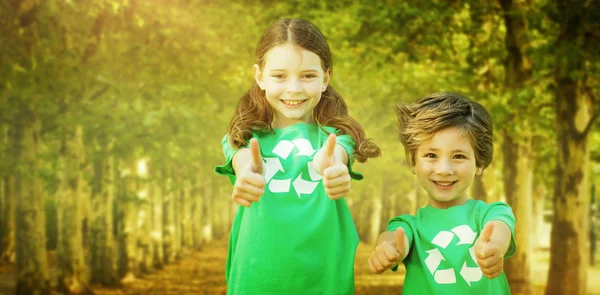 Happy siblings in green with thumbs up — Stock Photo, Image