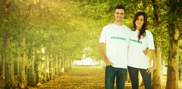 Duas pessoas alegres vestindo camiseta voluntária — Fotografia de Stock