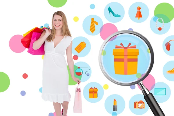 Feliz rubia sosteniendo bolsas de compras —  Fotos de Stock