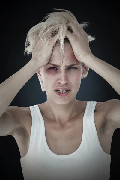 Traurige blonde Frau mit Kopfschmerzen — Stockfoto