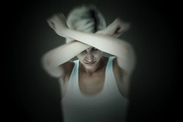 Donna bionda triste che piange con la testa sulle mani — Foto Stock