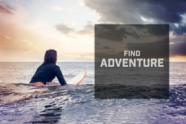 Mujer sentada en la tabla de surf en el agua — Foto de Stock