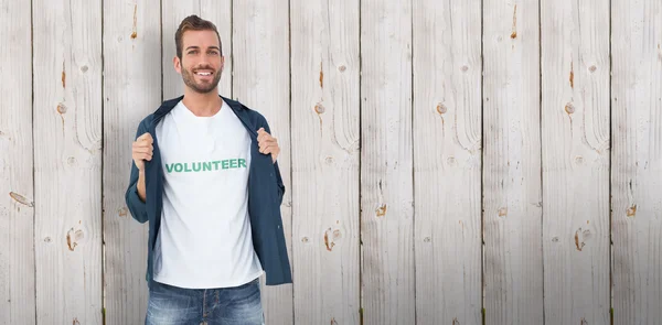 Sorrindo jovem voluntário do sexo masculino — Fotografia de Stock