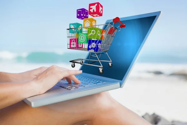 Mulher sentada na praia usando laptop — Fotografia de Stock