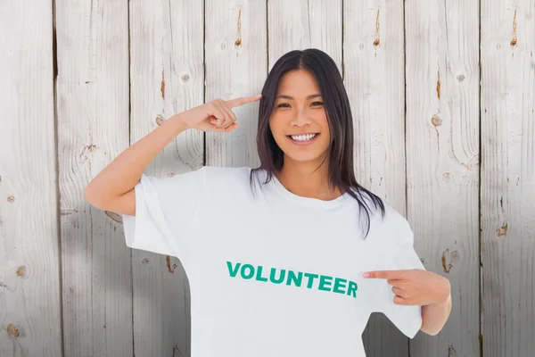 Frau zeigt auf freiwilliges T-Shirt — Stockfoto