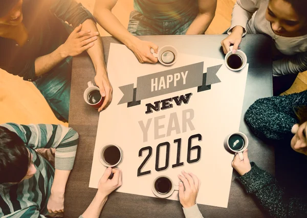 Menschen sitzen am Tisch und trinken Kaffee — Stockfoto