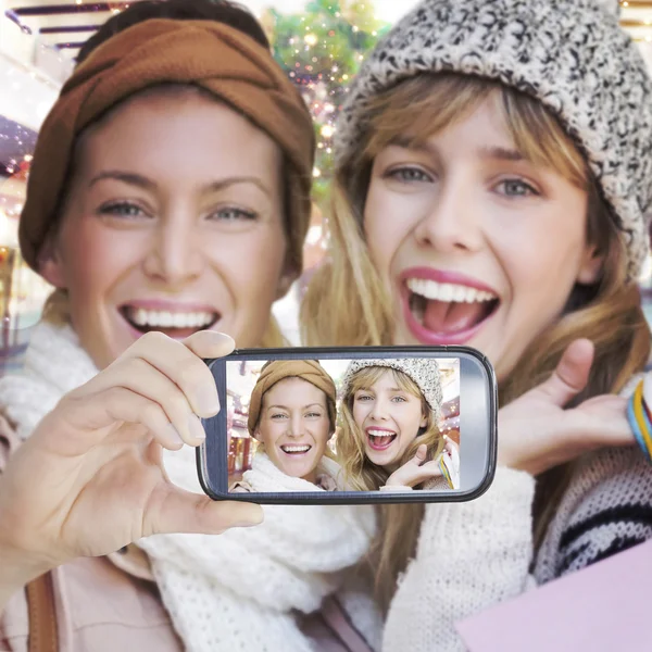 Pareja celebración de teléfono inteligente — Foto de Stock