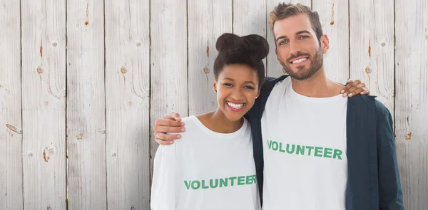 Dois jovens voluntários com braços — Fotografia de Stock