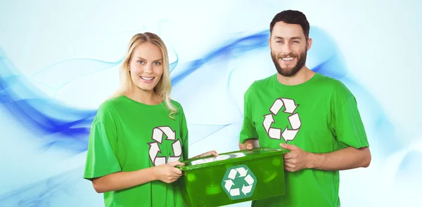 Volontaires transportant un conteneur de recyclage — Photo