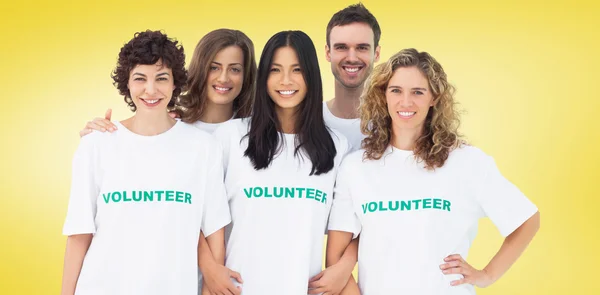 Groep mensen dragen vrijwilliger tshirt — Stockfoto