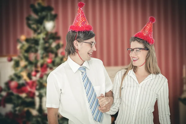 Couple hipster avec chapeau de fête — Photo
