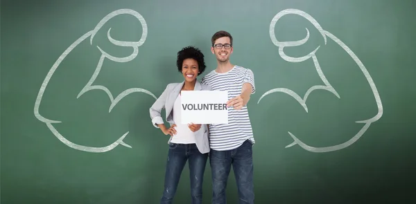 Casal segurando uma nota voluntária — Fotografia de Stock