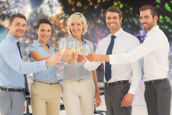 Verksamhet team grillas med champagne — Stockfoto