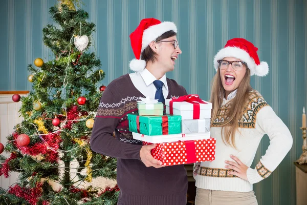 Geeky hipster couple holding presents — Stock Photo, Image