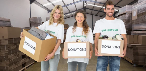 Tres jóvenes sonrientes — Foto de Stock