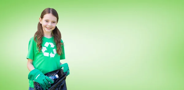 Menina feliz coletando lixo — Fotografia de Stock
