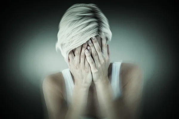 Smutný blond žena pláče s hlavou na rukou — Stock fotografie