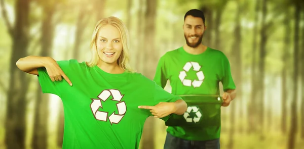 Woman pointing towards recycling — Stock Photo, Image