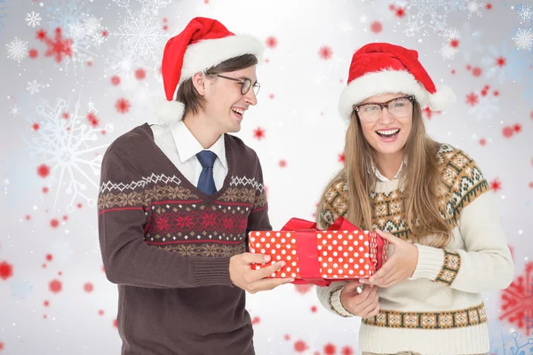 Hipster casal segurando presente — Fotografia de Stock