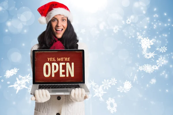 Lachende vrouw met een laptop — Stockfoto